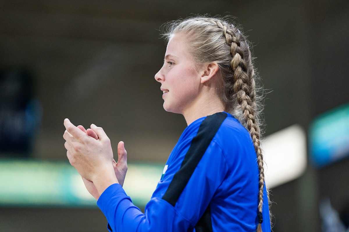 A meeting with the surprise of a lifetime... @fgcu_wbb player Jordan Campbell was surprised with a full scholarship! Read more: brnw.ch/21wU8GC 🦅🏀 #fgcu