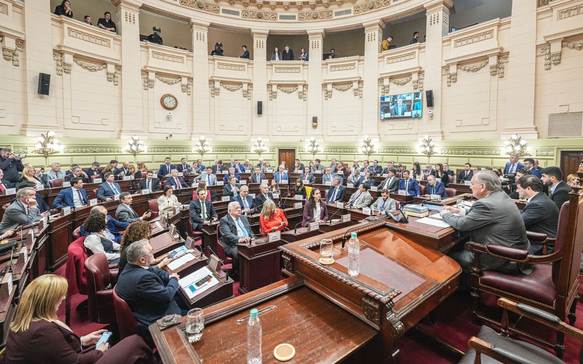 PacoGaribaldi's tweet photo. Hoy juré como Convencional Constituyente para la Reforma de la Constitución de Santa Fe.

Después de más de 60 años, la provincia inicia un proceso histórico.
Es un orgullo y una gran responsabilidad ser parte. Vamos a trabajar muchísimo, con seriedad y con la mirada puesta en una Santa Fe más justa, moderna, sin privilegios y que nos represente a todos.