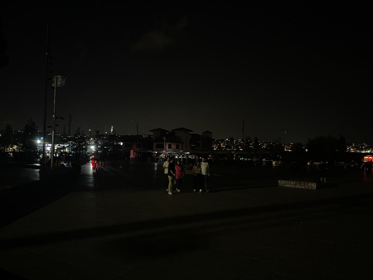 İstanbul’un en gözde meydanının haline bak. Burası Beşiktaş Meydanı, karanlıktan anlamamış olabilirsiniz. <a href="/BesiktasBel/">Beşiktaş Belediyesi</a> millete saklambaç oyunu ortamı hazırlamış. Işık tasarrufundan mı ödüyorsunuz belediyenin borçlarını???