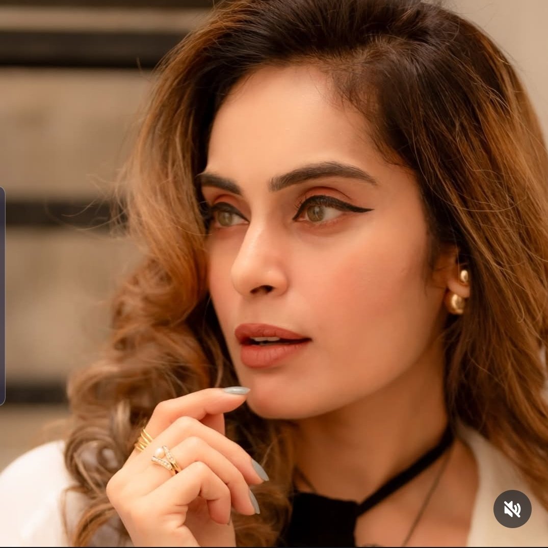Shrutika's perfect smudge free eyeliner is finally here!

We Asked and she Delivered 🔥
So proud of you #ShrutikaArjun 
Click on the link to purchase yours!

haappyherbs.com/collections/al…