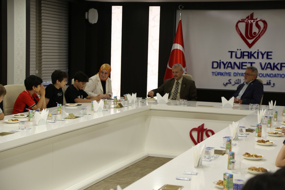 📚 TDV KAGEM Ortaokul Yaz Okulu öğrencileri Vakfımızı ziyaret ederek Genel Müdürümüz İzani Turan ve Genel Müdür Yardımcımız Recep Şükrü Balkan’la bir araya geldi.

Geleceğimizin teminatı olan iyilik elçileriyle hasbihal eden yöneticilerimiz, öğrencilere tecrübelerini aktardı,