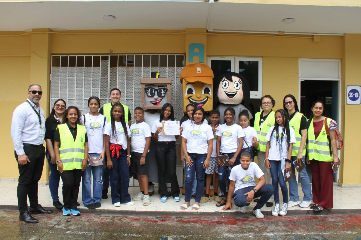 La actividad contó, además, con la participación especial de los personajes educativos de la JCE: Cedulín, Actina y Doña Urna, quienes aportaron un componente lúdico y cercano que fortaleció el aprendizaje y despertó el interés por los temas cívicos y electorales.