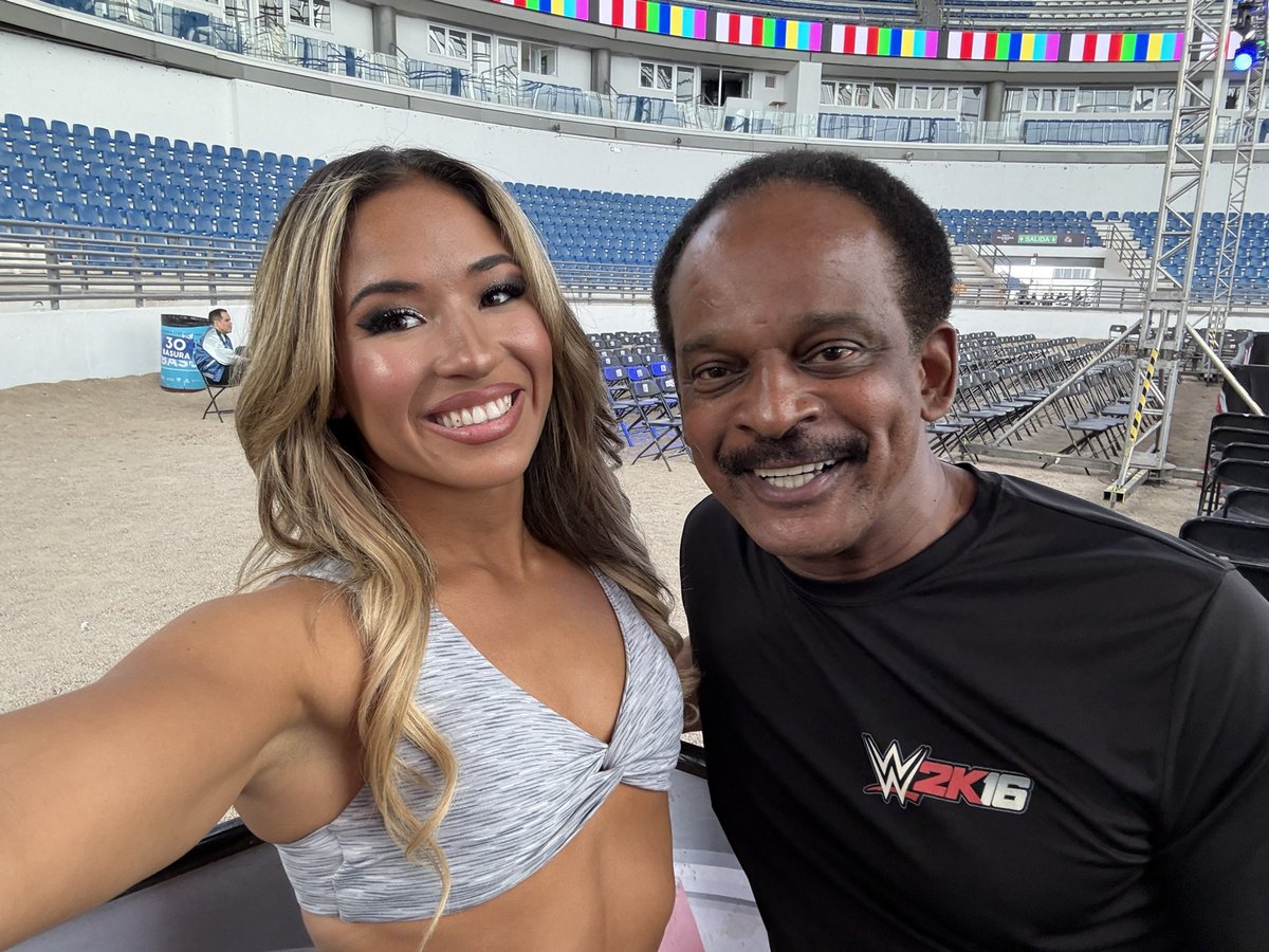 lolavicewwe's tweet image. from teaching me how to do a wrist lock to producing my AAA debut 🥹❤️