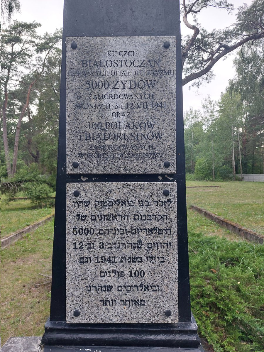 Las Pietrasze w Białymstoku. Pośród ścieżek i dróżek, idealnych na spacer, rower lub bieganie - miejsce pamięci. Ponure memento wydarzeń z lipca 1941. Siedem dołów śmierci wyznaczonych dzisiaj przez betonowe obrzeża. Zaglądam tam czasem.