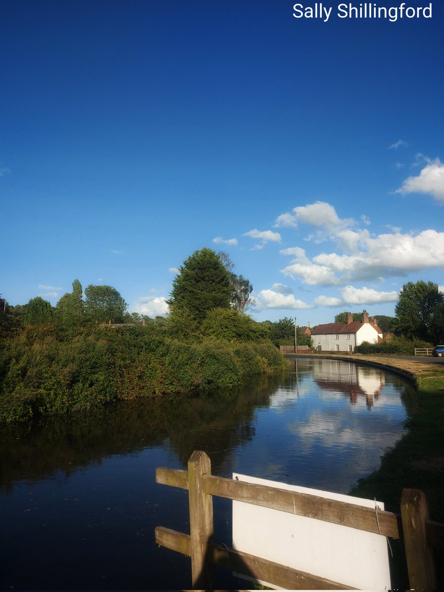 Sunny Sal 🌞 (@sallyannphotos) on Twitter photo Blue skies along the canal 💙
Staff and Worcestershire canal 💙
<a href="/CanalRiverTrust/">Canal & River Trust</a>
#kinver #canals #photos Blue skies along the canal 💙
Staff and Worcestershire canal 💙
<a href="/CanalRiverTrust/">Canal & River Trust</a>
#kinver #canals #photos