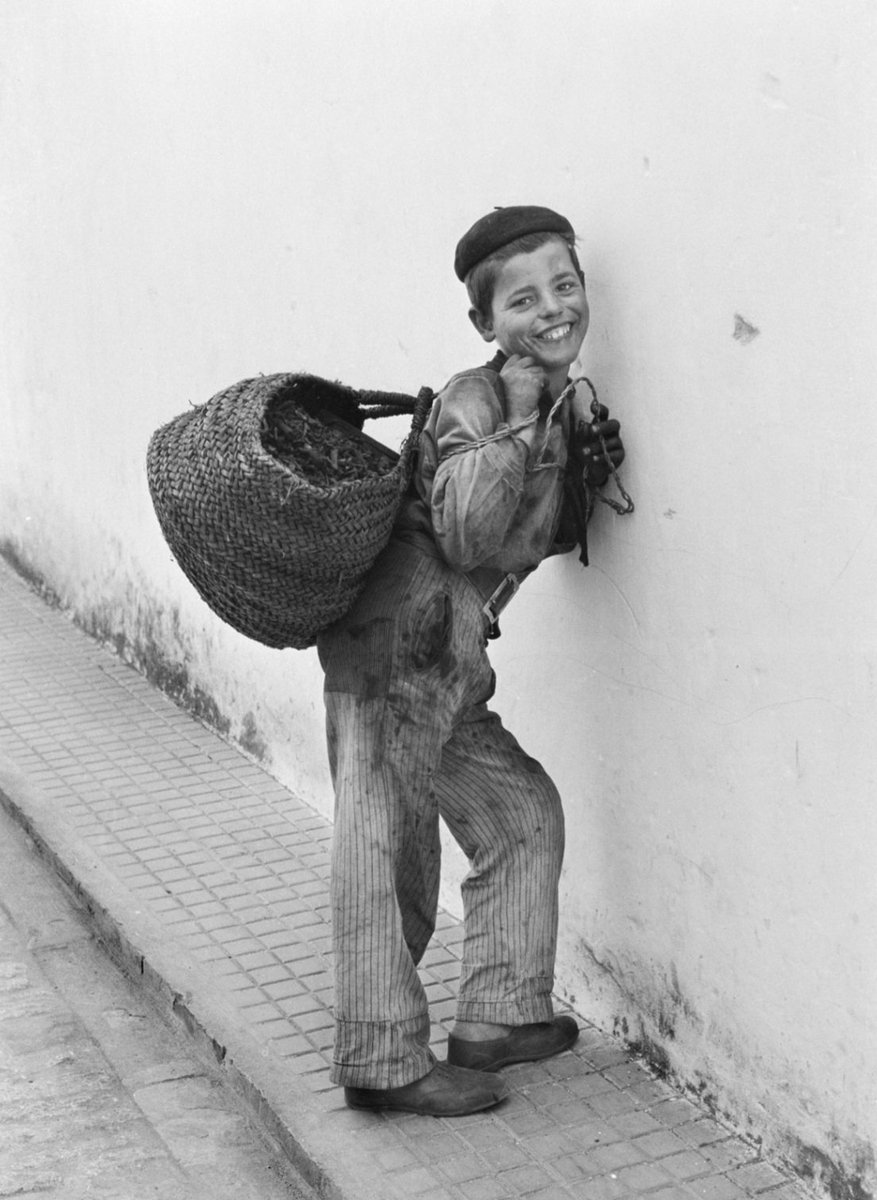 The_Curious_Ret's tweet photo. El carbonerito“ (”The little coalman") Cadiz, Spain. 1960.
By Francesc Català-Roca https://t.co/D53LNq86SR