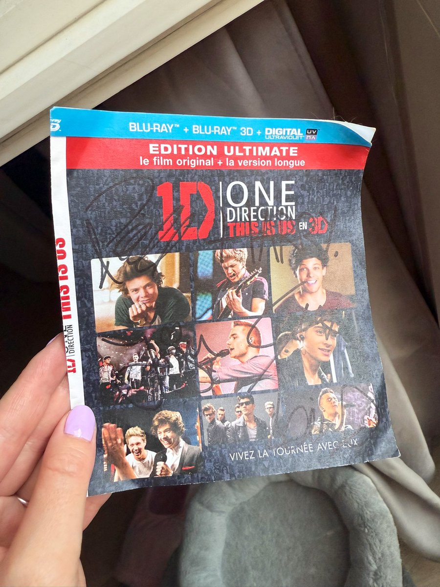 Would anyone be interested if I’m selling this? This is sign by all of them