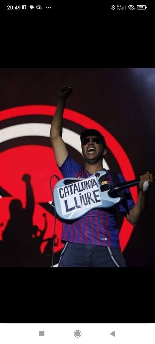 Fa uns dies Tom Morello comparava <a href="/KNEECAPCEOL/">KNEECAP</a> amb RATM a la seva època. Fa uns dies Kneecap comparava la lluita anticolonial d'Irlandesos, catalans i bascos amb Palestina. El 2018 Tom Morello lluïa així a BCN. L'internacionalisme revolucionari no entén d'autoodi, és solidaritat!