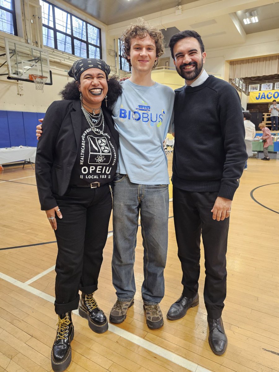 BioBus (@biobus) on Twitter photo Busy Assemblymember and mayoral candidate <a href="/ZohranKMamdani/">Zohran Kwame Mamdani</a> stopped by a BioBus Pop Up Lab at Queensbridge Park and met DĂana and Henry, two BioBus alumni who are now staff scientists! 👏🏽
Special shout out DĂana’s TShirt - BioBus is proud to be a union workplace with <a href="/opeiu153/">OPEIU Local 153</a> 💪🏽 Busy Assemblymember and mayoral candidate <a href="/ZohranKMamdani/">Zohran Kwame Mamdani</a> stopped by a BioBus Pop Up Lab at Queensbridge Park and met DĂana and Henry, two BioBus alumni who are now staff scientists! 👏🏽
Special shout out DĂana’s TShirt - BioBus is proud to be a union workplace with <a href="/opeiu153/">OPEIU Local 153</a> 💪🏽