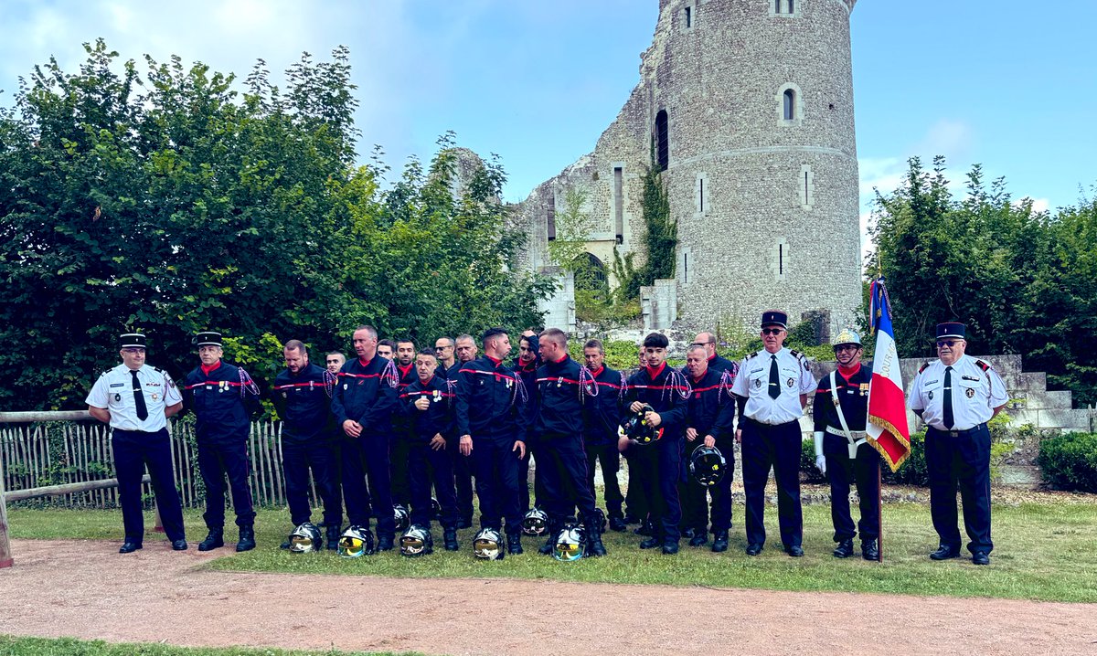 Présente ce #14juillet au Château Robert le Diable à Moulineaux au côté des élus et des forces civiles.
Émotion et fierté lors de la décoration de nos sapeurs-pompiers de Grand-Couronne et de Moulineaux. Faisons vivre les valeurs de paix, de liberté et de fraternité. 🇫🇷