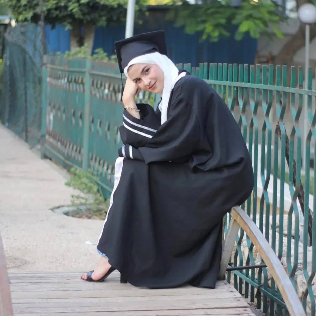 Gazzeli boks şampiyonu Melek Musleh.

İsrail, dün Gazze sahil şeridinde durmuş, dinlenirken Melek'i öldürdü. Melek, şampiyon olduğu için sahnede ülkesinin bayrağını dalgalandırmak, özgürlüklerini haykırmak istiyordu.

Bu güzelliklere kıyanlar kesinkes zelil olacak, buna asla