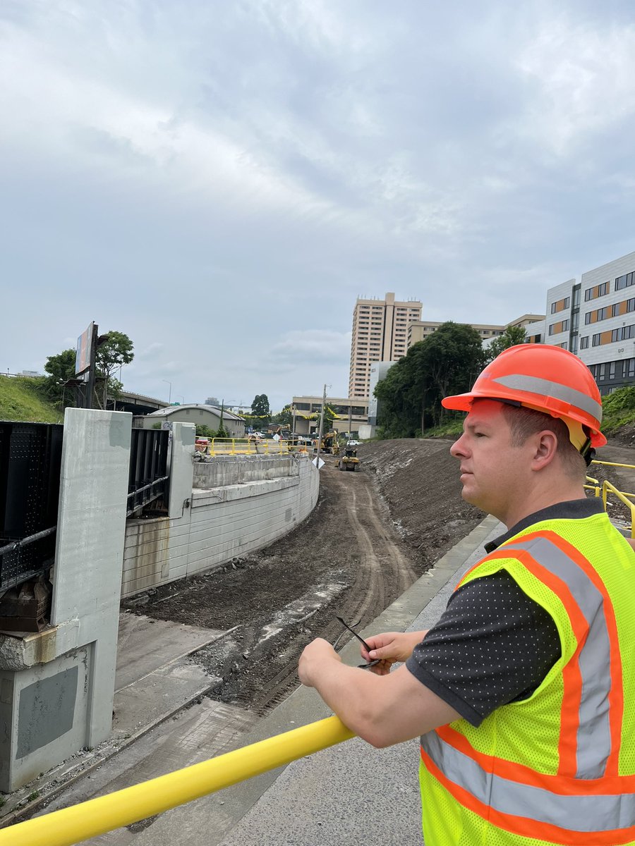 SyracuseAuditor's tweet image. Thanks to Scott Butler and the @NYSDOT @NYSDOTSyracuse team for an informative tour of the ongoing work on #i81. While there’s still much to go, I’m excited about the improved connections and bike and pedestrian infrastructure happening here.