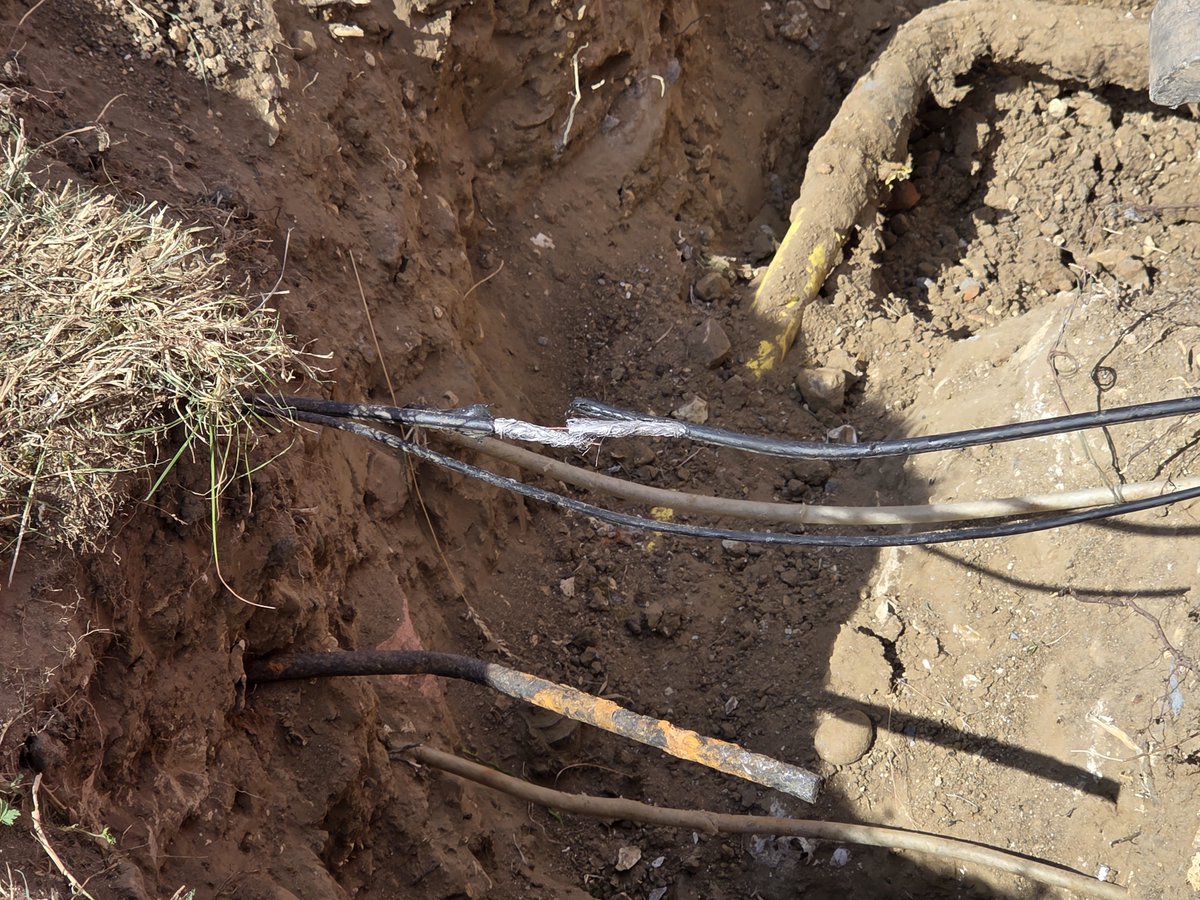 phil_creighton's tweet image. A quick shout out to praise @virginmedia - this morning, the gas board dug up our garden and accidentally cut our broadband cable. After gasman's fixes failed, we got in touch with Virgin at 4pm. Just after 6pm, an engineer calls and fixes the problem. Incredible customer service