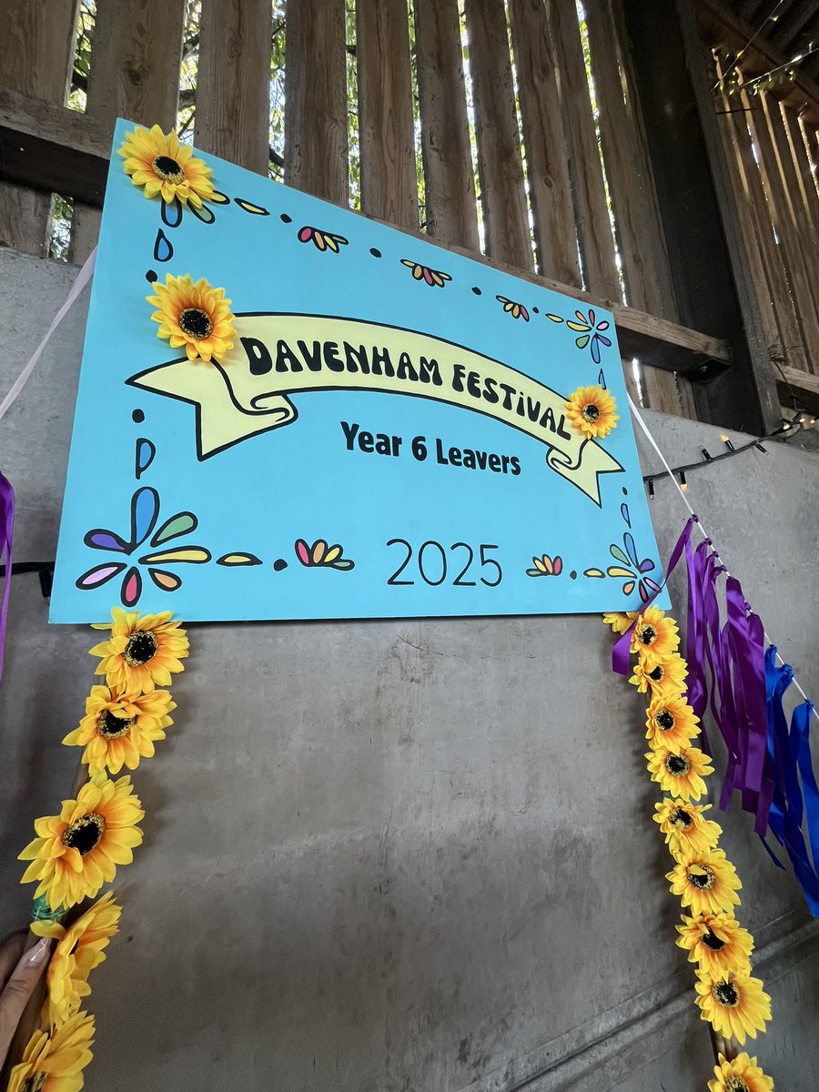 davenhamcofe's tweet image. Class of 2025 💙 Year 6 Leaversfest! 🌟