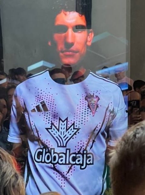 Análisis de la camiseta del Albacete Balompié. Una posible explicación de lo ocurrido:

A la camiseta le han plantado la espiga de Globalcaja y resulta que es intolerante al gluten. Entonces le ha salido la erupción cutánea, los puntos. Y luego se ha rascado, de ahí los arañazos