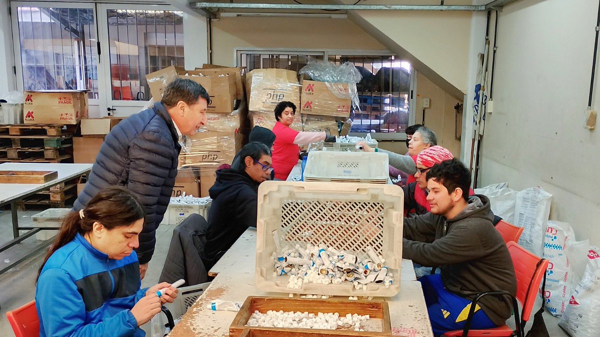 LicDanielArroyo's tweet image. Visité el Taller Protegido de Producción de APAD, que trabaja desde hace 48 años en San Miguel por el derecho al trabajo de las personas con discapacidad.
Son 110 personas que realizan tareas de armado, envasado y empaque para diferentes empresas, con responsabilidad y calidad.