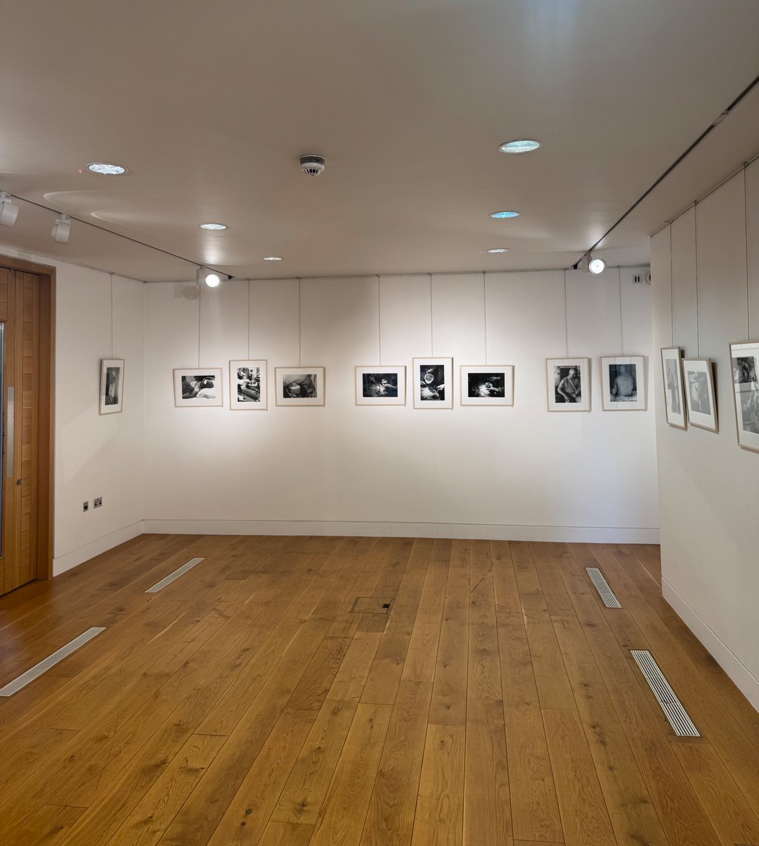 Oxford_RN's tweet image. Thank you @BCRT for inviting me to Beyond Fear: Surgery, Hands & Healing @StJohnsOx — a powerful photo exhibition capturing the raw, human side of cancer. Humbled to witness these stories through the eyes of patients & families. 💛 #sarcomaawarenessmonth2025
