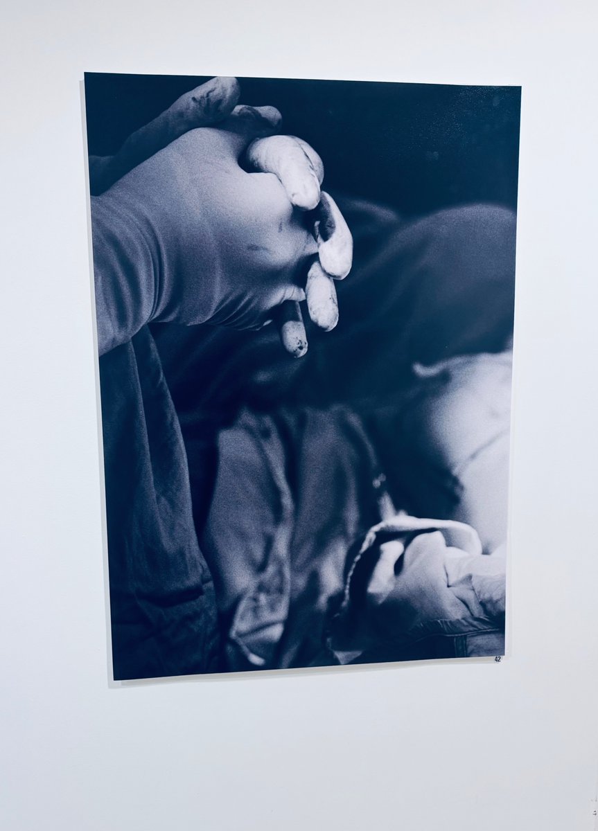 Oxford_RN's tweet image. Thank you @BCRT for inviting me to Beyond Fear: Surgery, Hands & Healing @StJohnsOx — a powerful photo exhibition capturing the raw, human side of cancer. Humbled to witness these stories through the eyes of patients & families. 💛 #sarcomaawarenessmonth2025