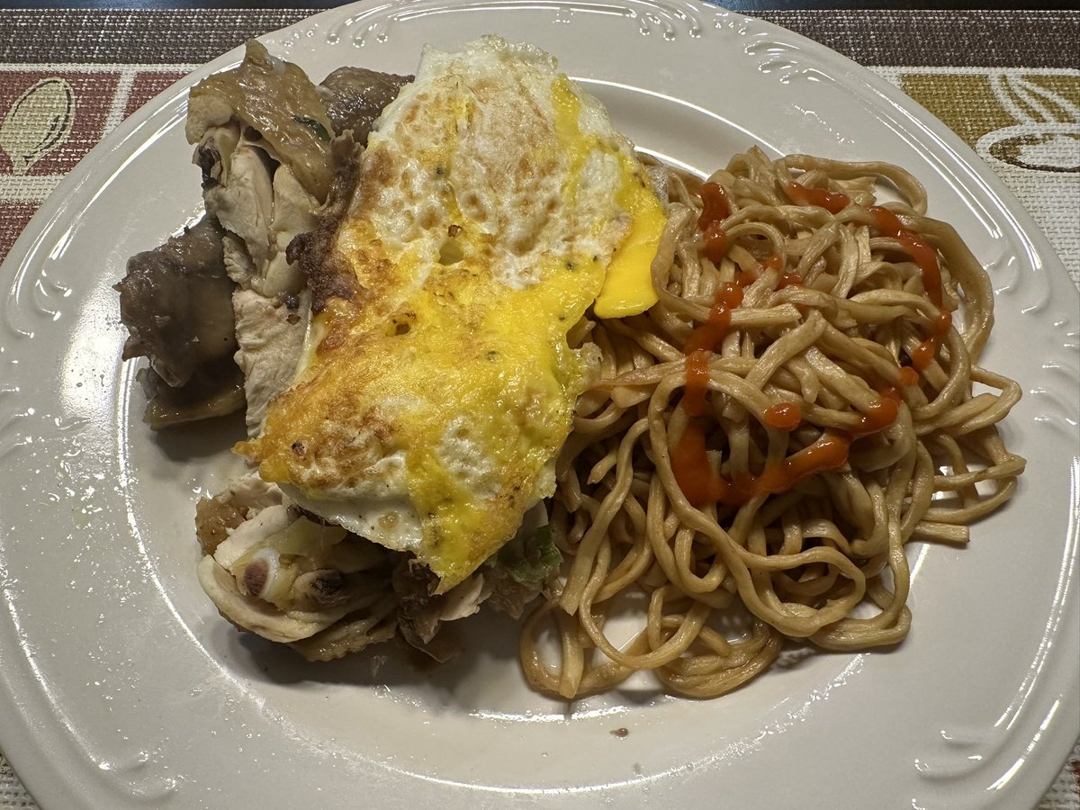 Fried eggs and scallion chicken with noodles for dinner 😋