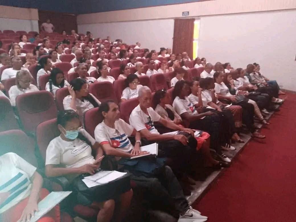 ¡Cuando el amor es más grande que la razón!
Sin perder un minuto ya nuestros maestros y profesores debaten las deficiencias y dificultades que estuvieron presentes en el pasado curso escolar y se preparan en su Seminarios para el curso 2025-2026 en San Luis y Segundo Frente .