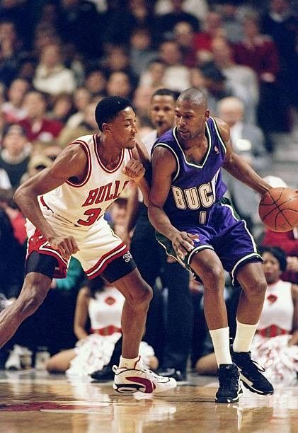 Scottie Pippen guarding Glenn Robinson.