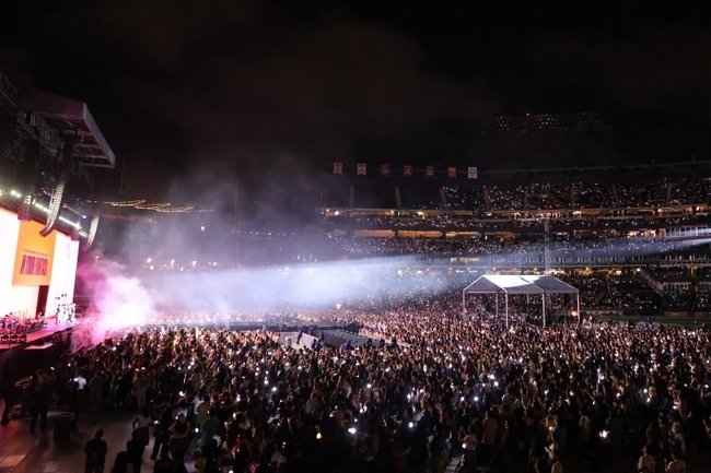 ATEEZUD's tweet photo. [📰] ATEEZ performs at New Your Citi Field for 2 Consecutive Years. Proves World Class Popularity.

Read, react, recommend and share
🔗 https://t.co/pLQMHl7Vno
🔗 https://t.co/SCrh6txcDO
🔗 https://t.co/bbzppeBrDY
🔗 https://t.co/qaDCY2Tdvm
🔗 https://t.co/6CST3OkrvN
🔗 https://t.co/IeSN9fvqQR 

#ATEEZ #에이티즈
#In_Your_Fantasy @ATEEZofficial