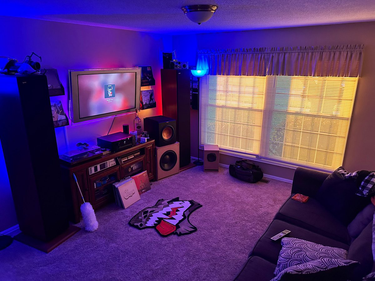 Ludwig Ceridwen 🔞 (@bigcat_energy) on Twitter photo The vibes are immaculate 🥰 come cuddle and listen to some music? :3 The vibes are immaculate 🥰 come cuddle and listen to some music? :3