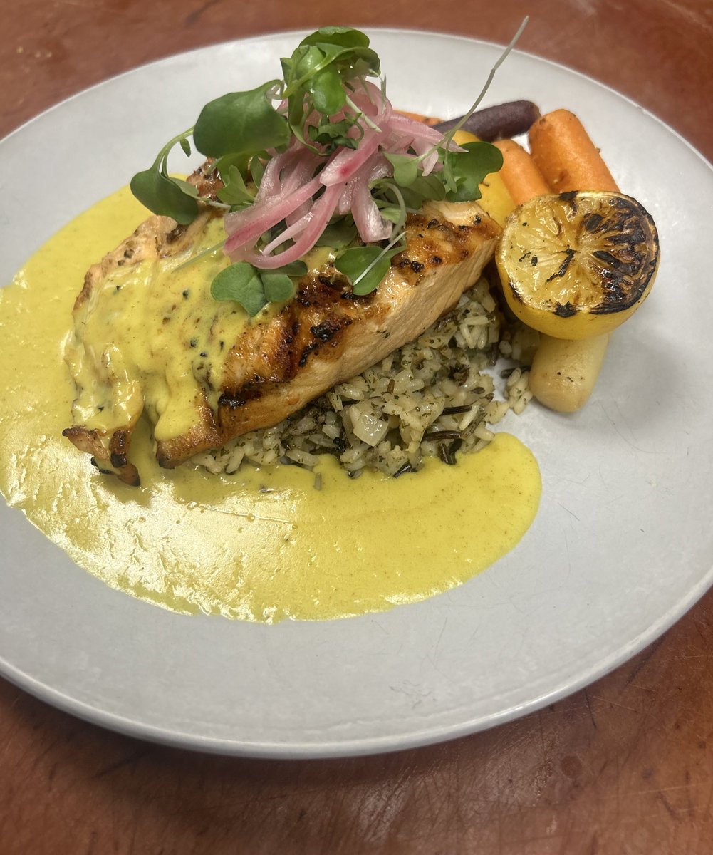 Coconut curry salmon | Wild rice | tri color carrots 👨🏾‍🍳❤️ 

- Chef James
