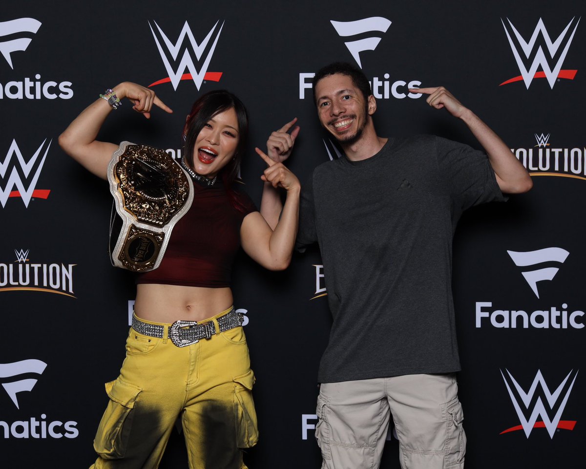 TheKosmonaut0's tweet image. THREAD
Evolution2
It started I got to meet one my heroes in  @Iyo_SkyWWE and my favorite wrestler ever! Was almost late but i barely made it ! It was definitely something I still cannot believe happened and after her match last night I just admire her more. #Evolution2