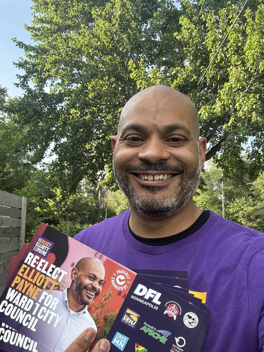 ElliottForWard1's tweet image. A beautiful night to be out knocking doors in the Holland neighborhood!