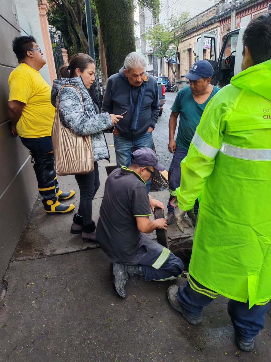 Pbn477933867871's tweet photo. Desasolve en Calle Av. 2 esquina Calle 5 en Col. San Pedro de los Pinos  en @BJAlcaldia. Verificando la condición de los accesorios Hidráulicos de la colonia.
#TuConcejalenAccion
#TuConcejalatodoterreno https://t.co/VJM6tohSPN