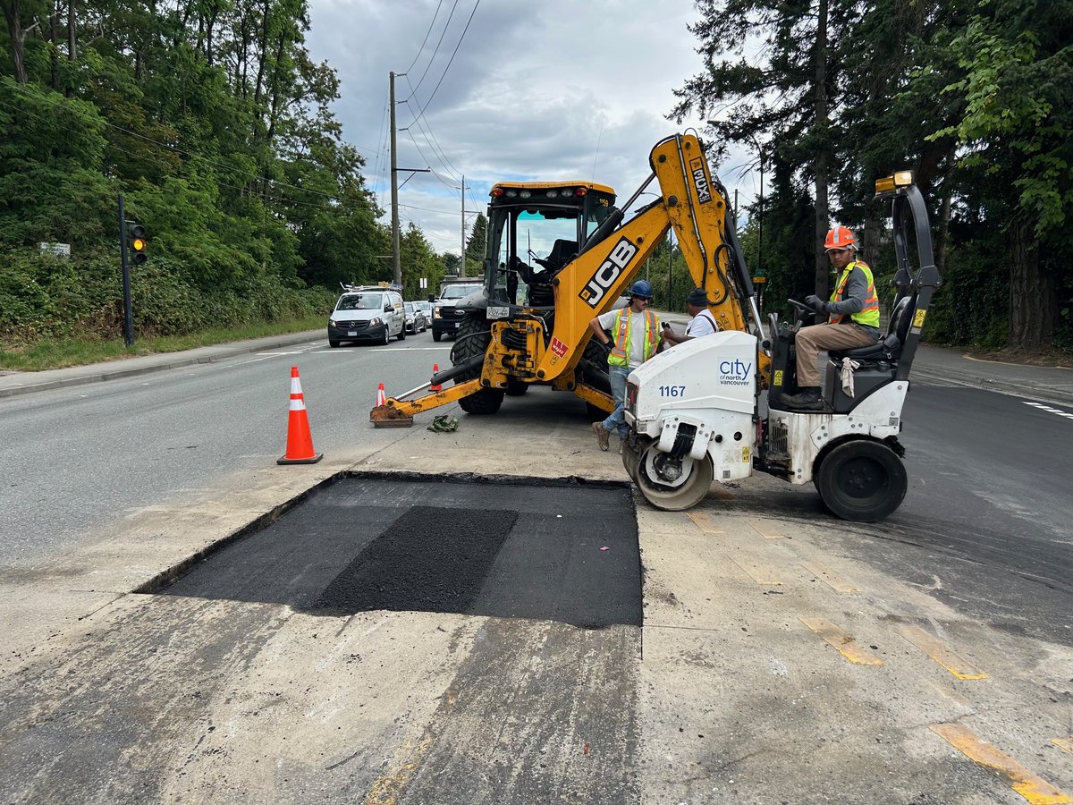 ⚠️UPDATE on emergency sinkhole repair at the intersection of 2nd and 3rd Street. Repairs are almost complete and the roadway is scheduled to reopen by 5:30pm.