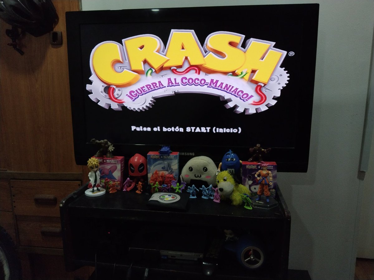 Amarashi_Sanara's tweet photo. Bueno, este es mi setup Humilde, Mi pc tiene 2 pantallas y un microfono que suena como el de una laptop y pues tambien tengo una PS2 en el cual estaba terminando de jugar Crash Mind Over The Mutant (Versión castellano xd) y figuritas de colección
#HoshiSetup https://t.co/58VlUTVcD8