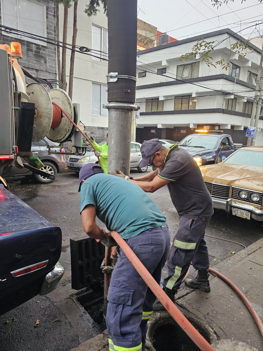 Pbn477933867871's tweet photo. Desasolve en Calle Av. 2 esquina Calle 5 en Col. San Pedro de los Pinos  en @BJAlcaldia. Verificando la condición de los accesorios Hidráulicos de la colonia.
#TuConcejalenAccion
#TuConcejalatodoterreno https://t.co/VJM6tohSPN