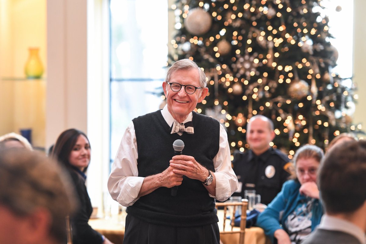 gordongee's tweet image. Thank you @westvirginiau.
I have always said that if you love West Virginians, they will love you back.
West Virginia, I will always love you.
Being the President of West Virginia University was the honor of a lifetime.
Thank you for the honor of serving you twice.