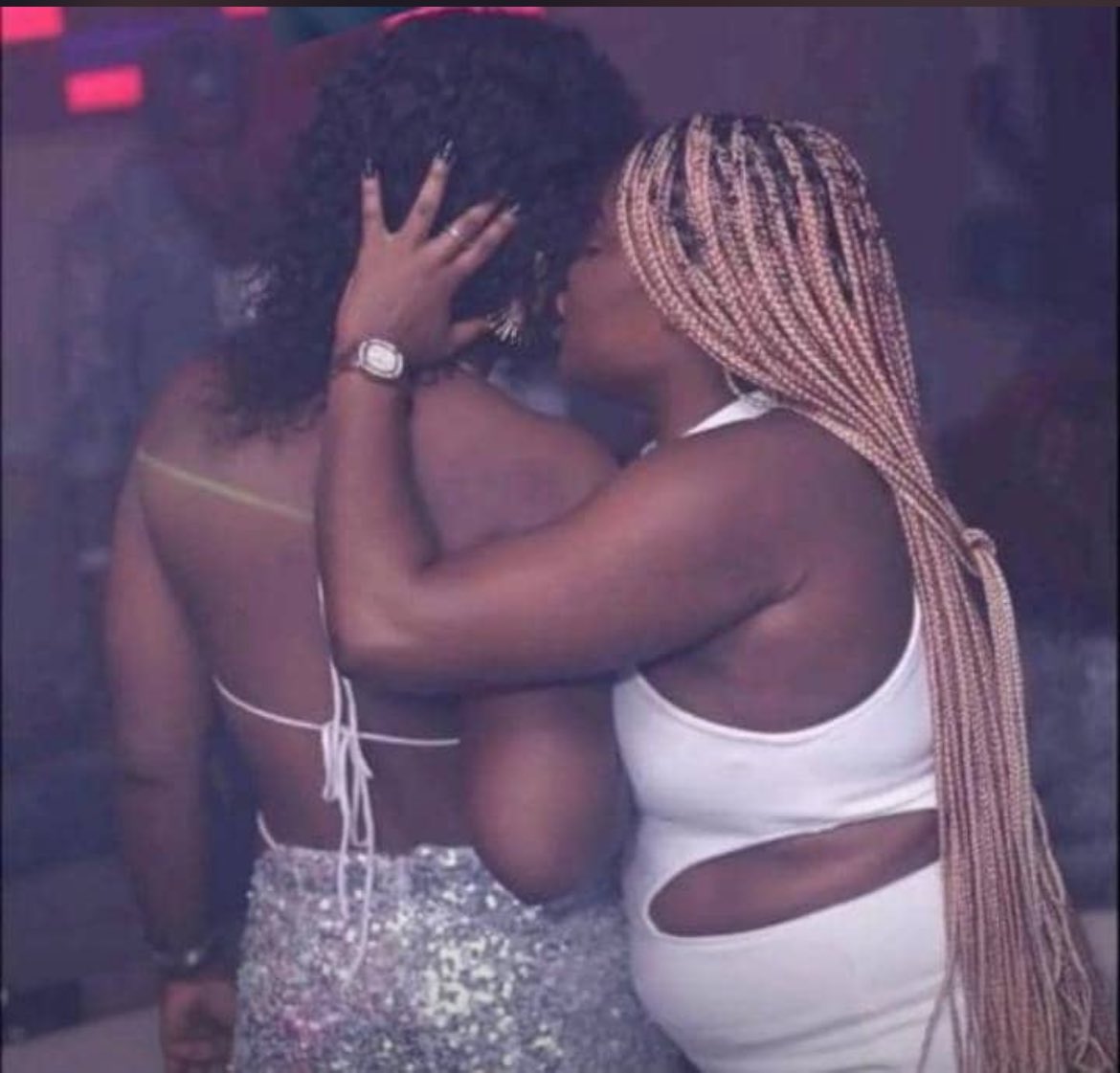 Besty dit lui d’augmenter 2k sur les 5k qu’il a d’abord proposé la s’il souhaite toujours rentrer avec moi chez lui.