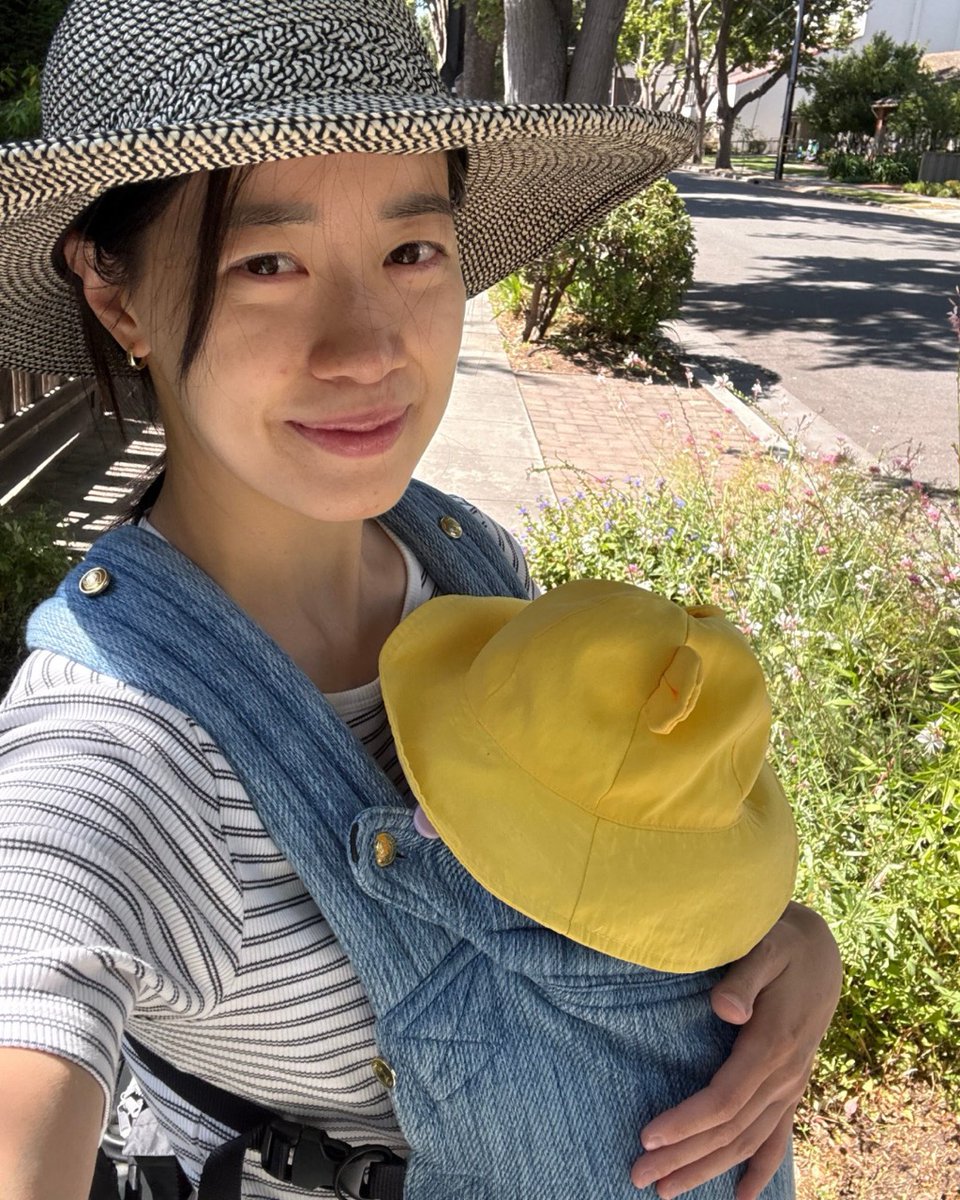 StanfordPlastic's tweet image. PGY1 Intern Feature: Dr. Jenny Ng
🇭🇰 Born in Hong Kong, she studied poli sci at Notre Dame & econ at Peking Univ before switching to medicine.
🍜 Dr. Ng is a former food tour guide who loves cooking, hiking, swimming & family life with her husband & daughter.
Welcome, Dr. Ng!