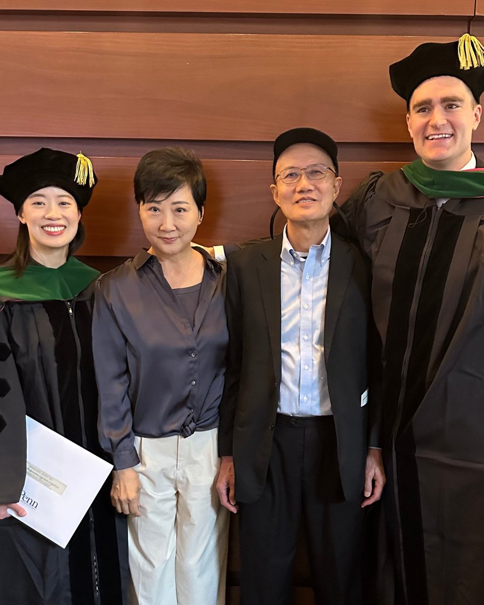 StanfordPlastic's tweet image. PGY1 Intern Feature: Dr. Jenny Ng
🇭🇰 Born in Hong Kong, she studied poli sci at Notre Dame & econ at Peking Univ before switching to medicine.
🍜 Dr. Ng is a former food tour guide who loves cooking, hiking, swimming & family life with her husband & daughter.
Welcome, Dr. Ng!