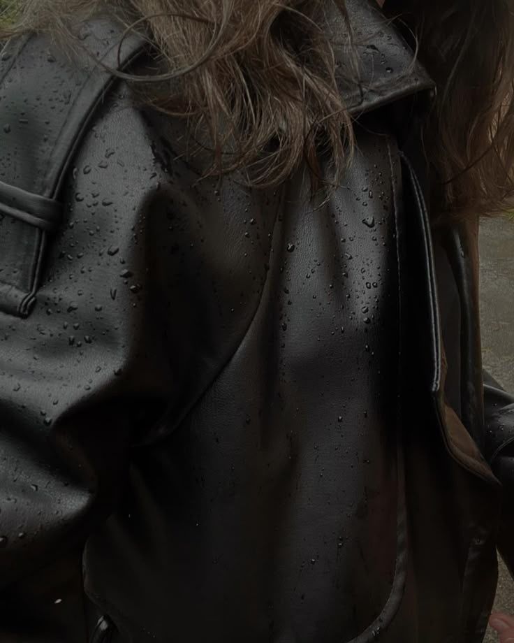 AliceAlice185's tweet image. Rain kissed leather &amp;amp; untold stories.
#RainyVibes #MoodyAesthetic #LeatherJacketLook #StreetStyle #RainOnMe
 #DarkFashion #CinematicVibes #WeatherMood #OutfitInspo #RainyDaysLet
