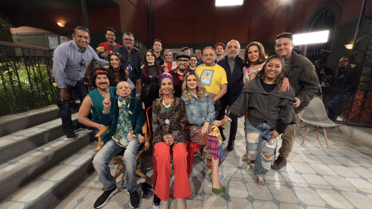 Gracias por hacer de <a href="/Vecinosoficial/">Vecinos</a> el programa más visto este domingo en la TV mexicana junto con la final del #MundialDeClubes 🙌🏼 <a href="/laloespana/">Eduardo España</a> <a href="/roxcastellanos/">Rox Castellanos</a>
