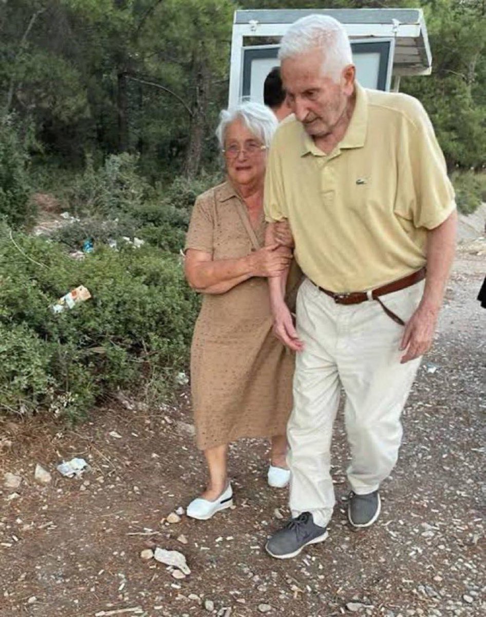 Tükürün milleti alçakça vuran darbelere!
Tükürün onlara alkış dağıtan kahbelere!