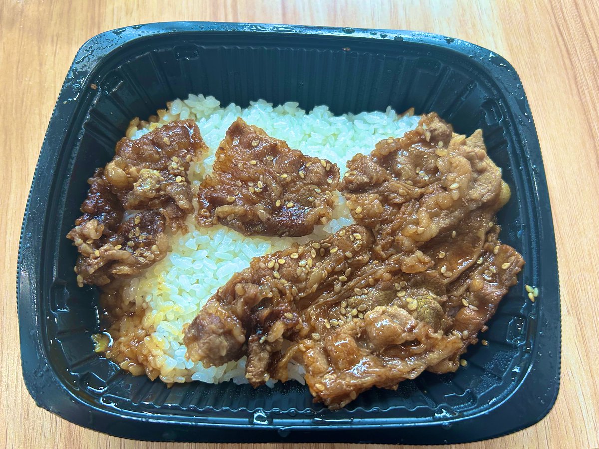 koloBASE1's tweet image. 昨日セブンのカルビ弁当買った時は油と汁がフィルム上で固まってて肉に見えたのだが、温めてみたら全部溶けて、内側のフィルム外したらこれで鬱💦