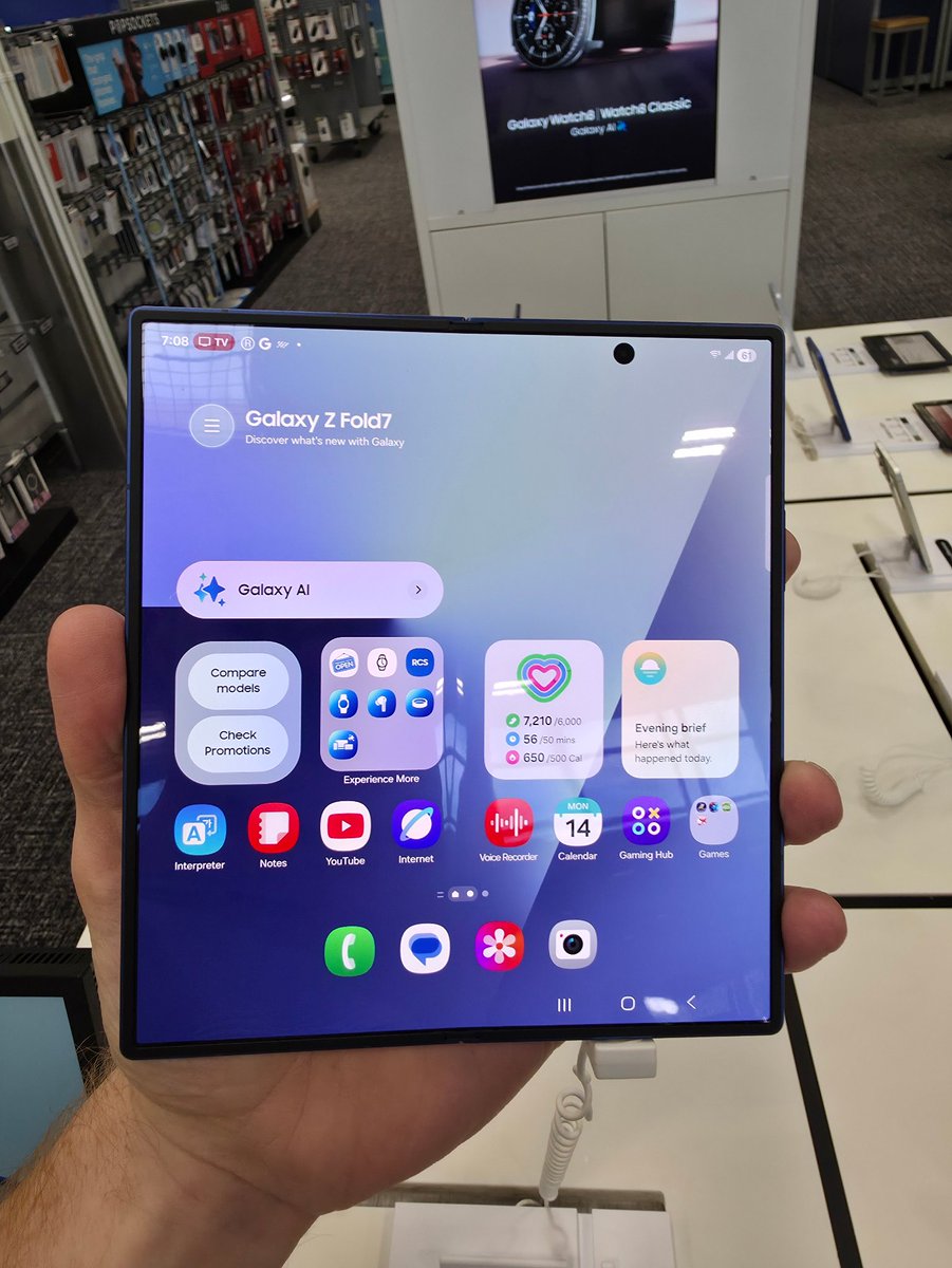 AlpacaAlpacaAl1's tweet image. Went to Beat Buy to check out the Samsung Galaxy Fold7. Blown away by how thin it is compared to the S25 Ultra. It&apos;s also narrower and easier to hold in hand. Such a beautiful device 😍
