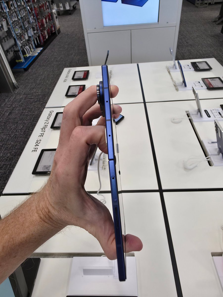 AlpacaAlpacaAl1's tweet image. Went to Beat Buy to check out the Samsung Galaxy Fold7. Blown away by how thin it is compared to the S25 Ultra. It&apos;s also narrower and easier to hold in hand. Such a beautiful device 😍