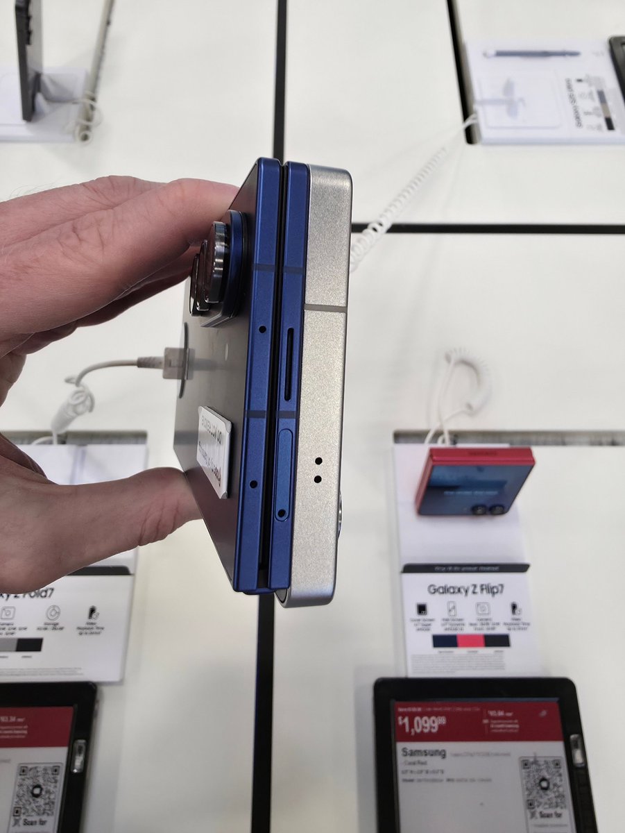 AlpacaAlpacaAl1's tweet image. Went to Beat Buy to check out the Samsung Galaxy Fold7. Blown away by how thin it is compared to the S25 Ultra. It&apos;s also narrower and easier to hold in hand. Such a beautiful device 😍