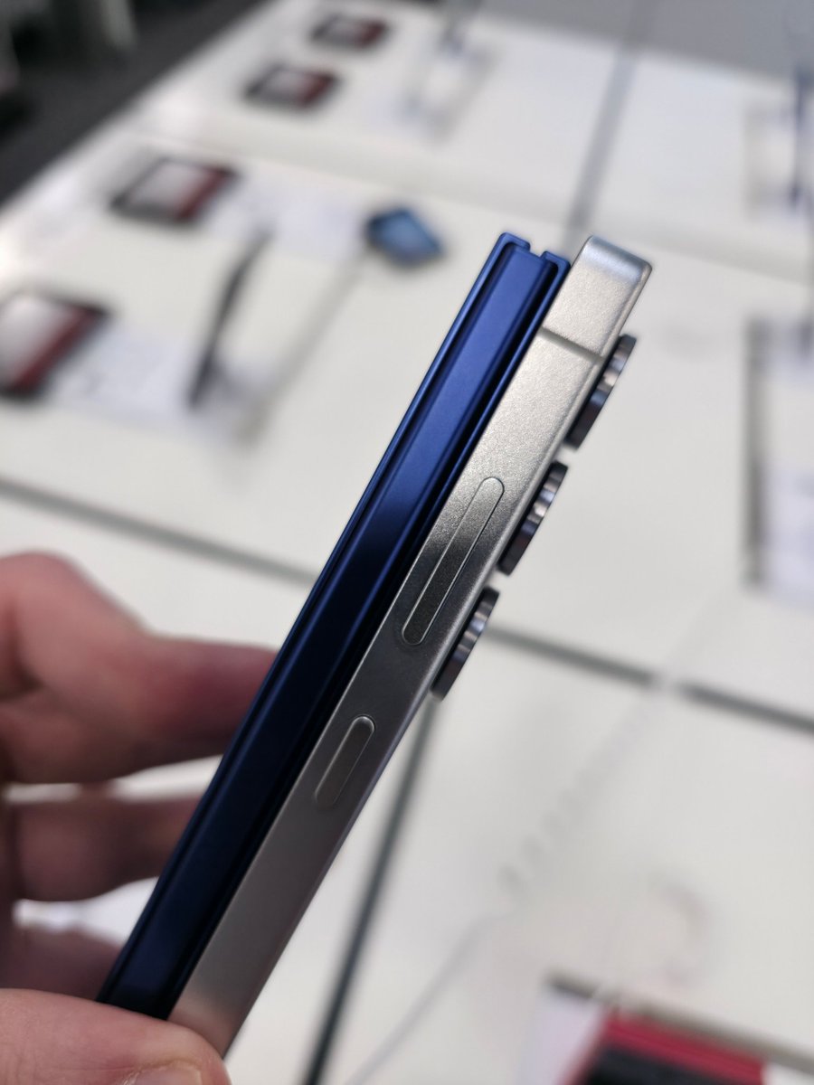 AlpacaAlpacaAl1's tweet image. Went to Beat Buy to check out the Samsung Galaxy Fold7. Blown away by how thin it is compared to the S25 Ultra. It&apos;s also narrower and easier to hold in hand. Such a beautiful device 😍