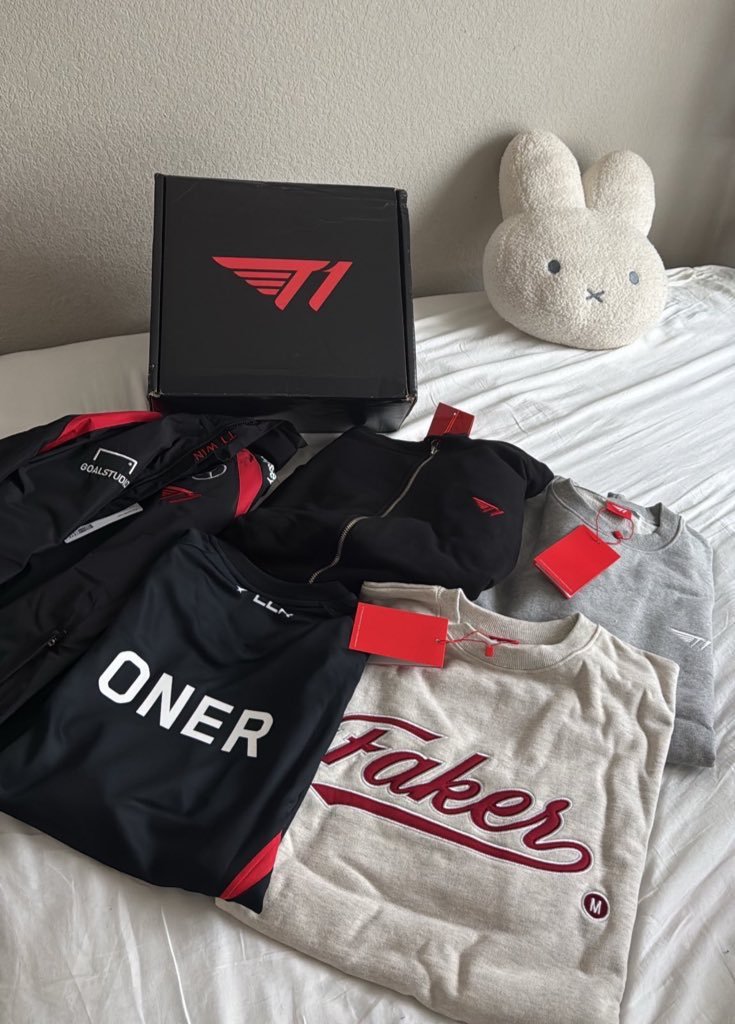T1 will always be the winner in my heart... anyways THANK U AGAIN #T1 FOR SENDING ME THIS INSANE MERCH ❤️❤️ msi was super fun, glad to have met so many ppl :)

#sponsored #t1 #tT1willwinworldsobviously