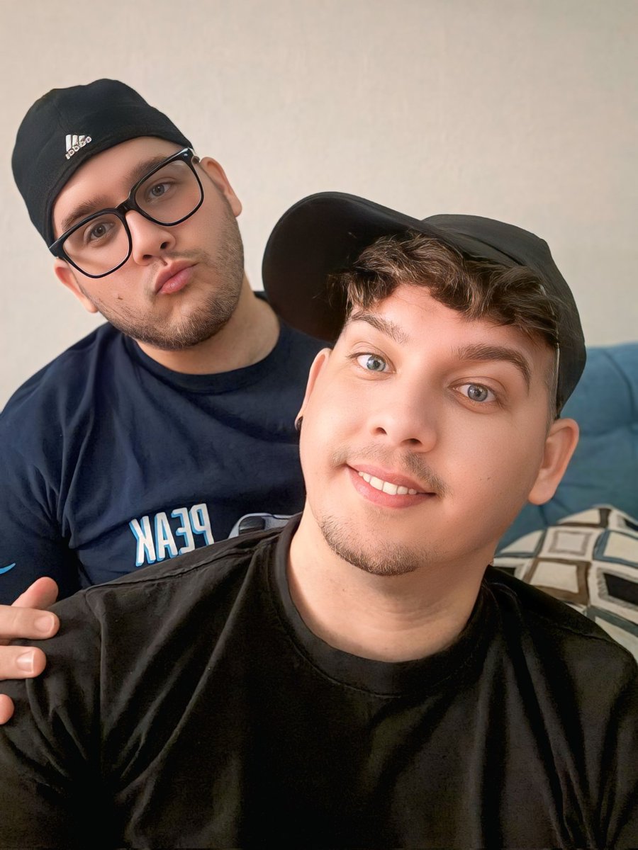 Tu hermano nunca te dirá que te quiere, pero él te ama más que a nadie en el mundo. 
Pero mi hermano si me lo dice.