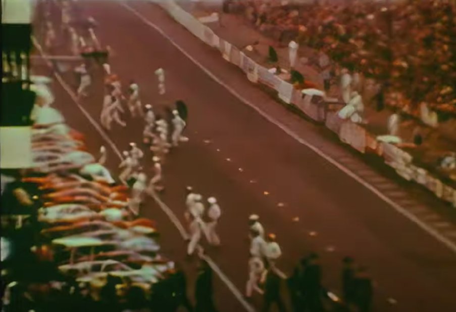 Сиджу, нікого не чіпаю. В голові починає грати музика. Це мабуть вже й прадіди не пам'ятають