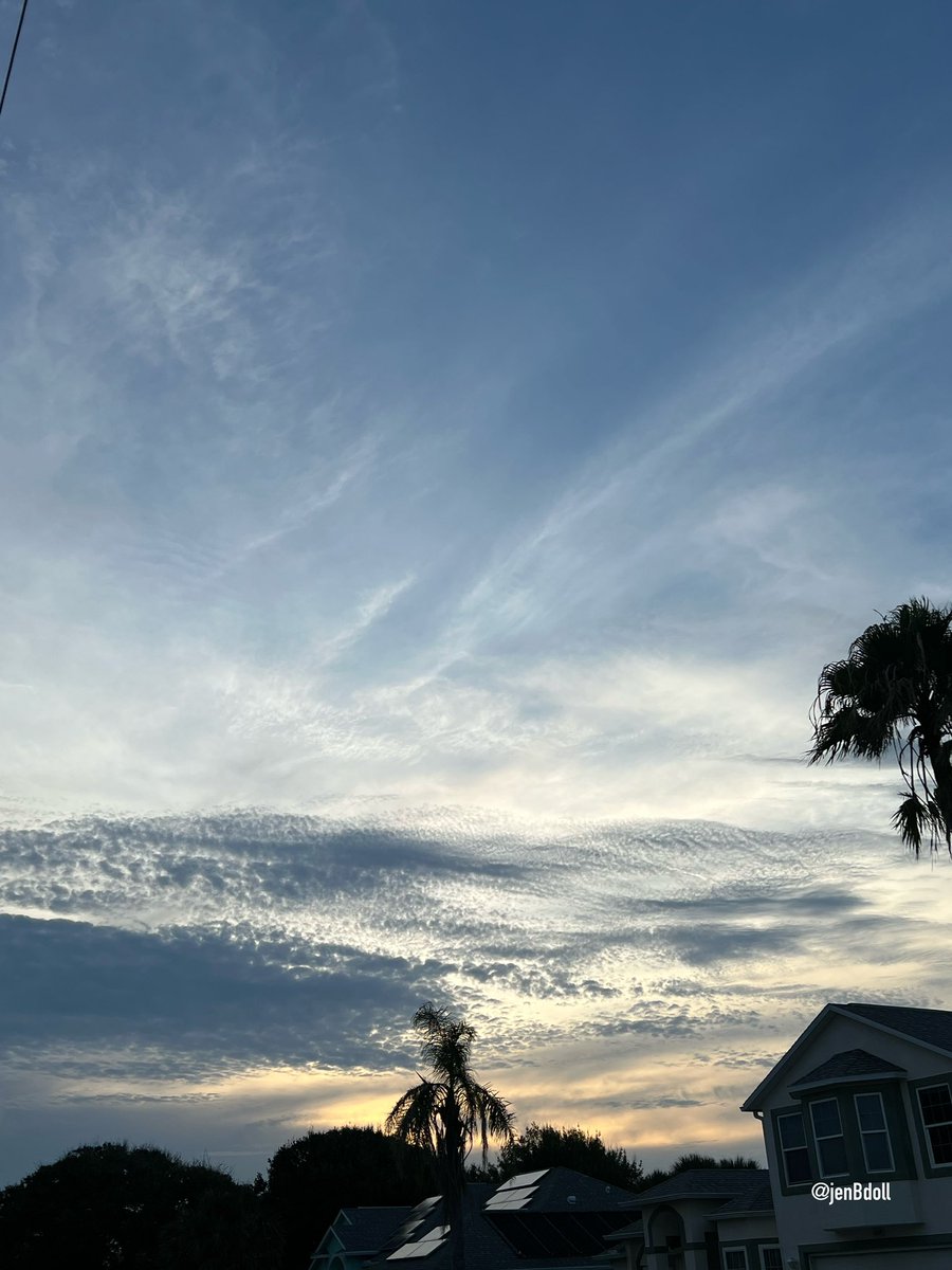 JenBDoll's tweet image. Sure does seem as though our skies are being ‘primed’
Day 2 of seemingly modified weather.
Covered sun this mOrn
Then the wall came in with big loud ‘clouds’…no rain just thunder
& now it’s just still ‘on’ since yesterday
📍Volusia County